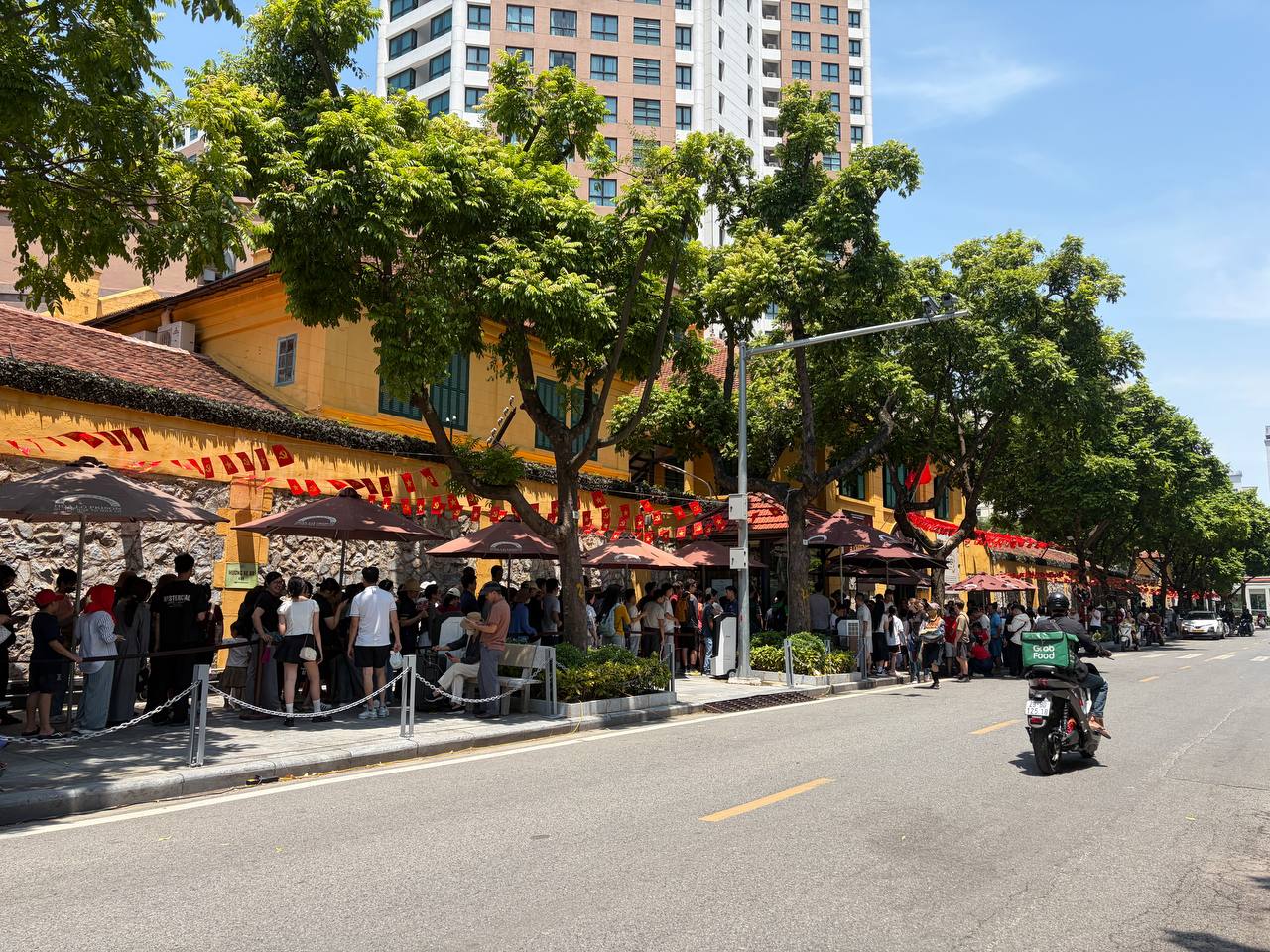 Giới trẻ Hà Nội đội nắng xếp hàng tham quan Di tích Nhà tù Hoả Lò; Hồ Gươm biến thành studio ngoài trời trong kỳ nghỉ 2/9 - Ảnh 1.