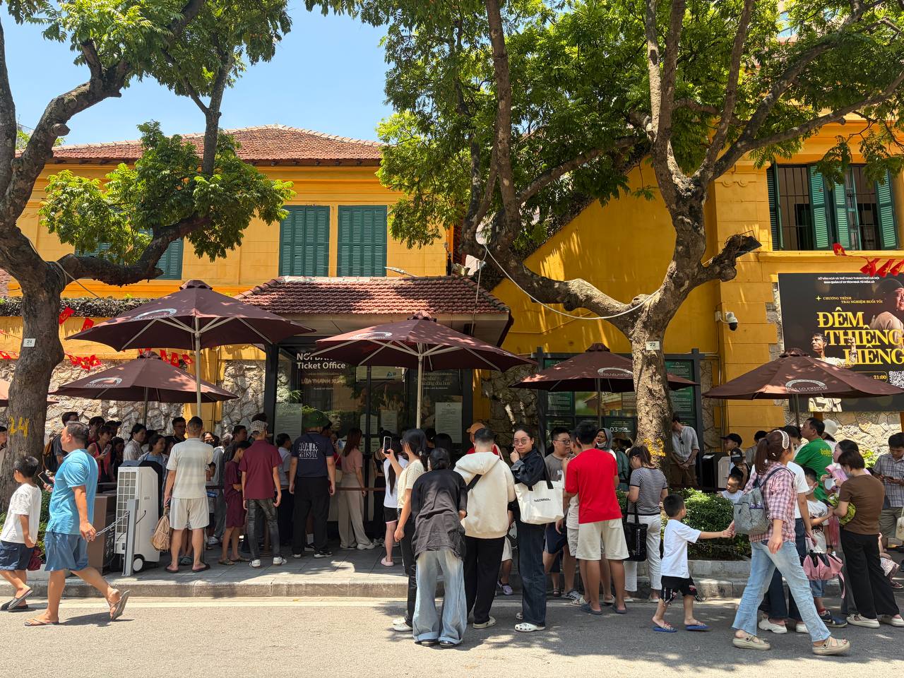 Giới trẻ Hà Nội đội nắng xếp hàng tham quan Di tích Nhà tù Hoả Lò; Hồ Gươm biến thành studio ngoài trời trong kỳ nghỉ 2/9 - Ảnh 2.
