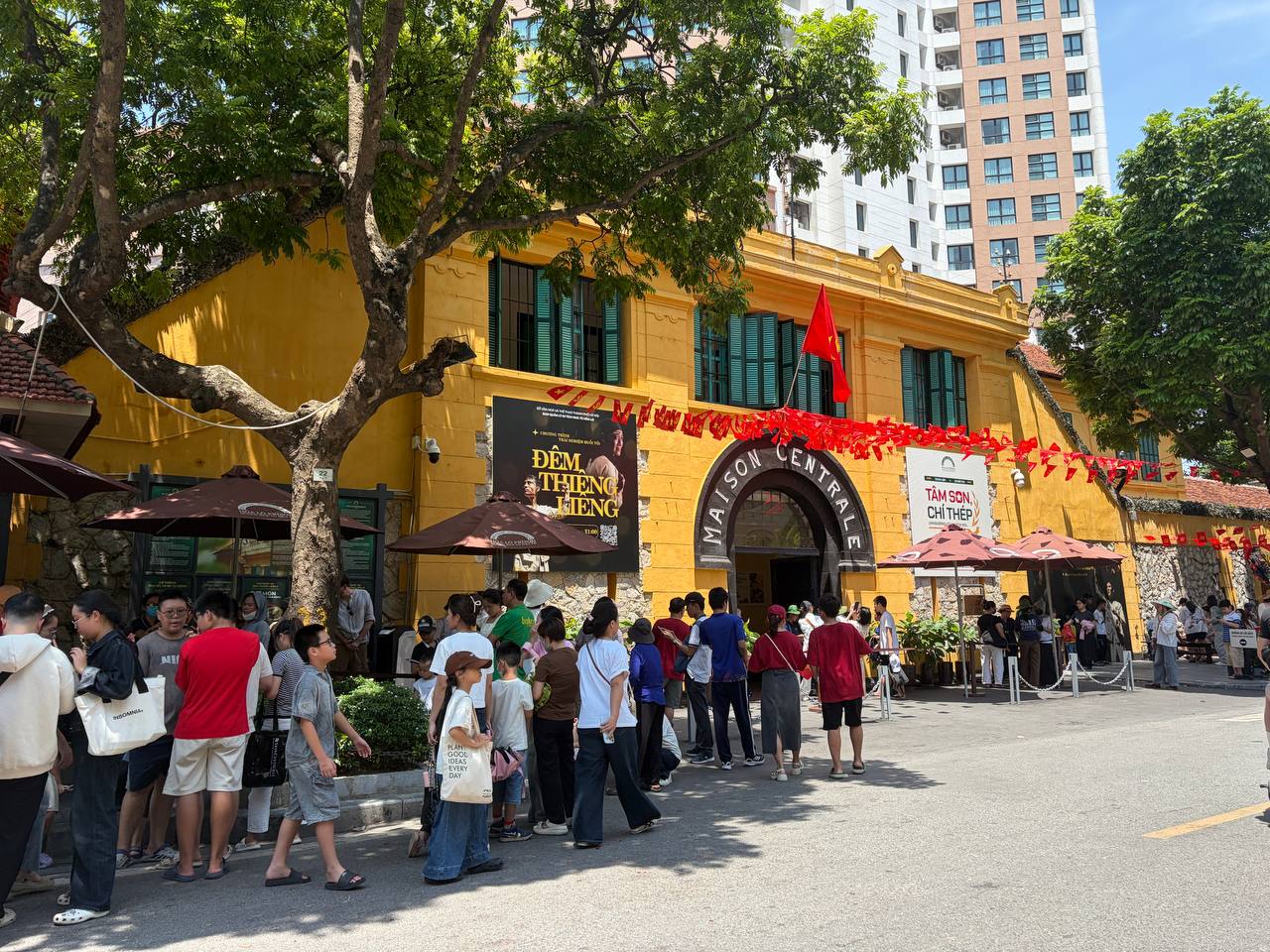 Giới trẻ Hà Nội đội nắng xếp hàng tham quan Di tích Nhà tù Hoả Lò; Hồ Gươm biến thành studio ngoài trời trong kỳ nghỉ 2/9 - Ảnh 3.