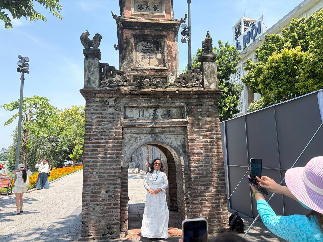 Giới trẻ Hà Nội đội nắng xếp hàng tham quan Di tích Nhà tù Hoả Lò; Hồ Gươm biến thành studio ngoài trời trong kỳ nghỉ 2/9 - Ảnh 4.