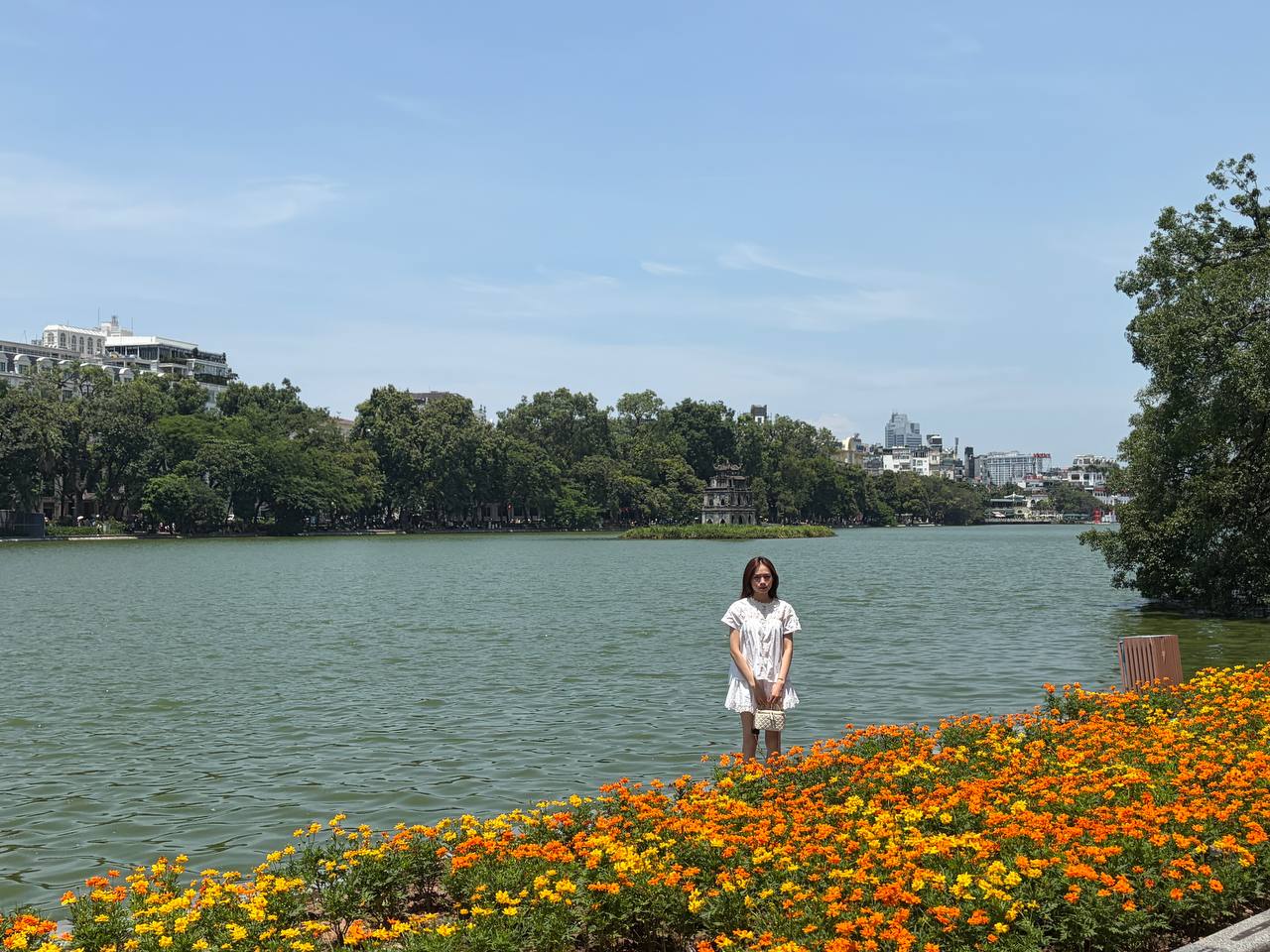 Giới trẻ Hà Nội đội nắng xếp hàng tham quan Di tích Nhà tù Hoả Lò; Hồ Gươm biến thành studio ngoài trời trong kỳ nghỉ 2/9 - Ảnh 7.