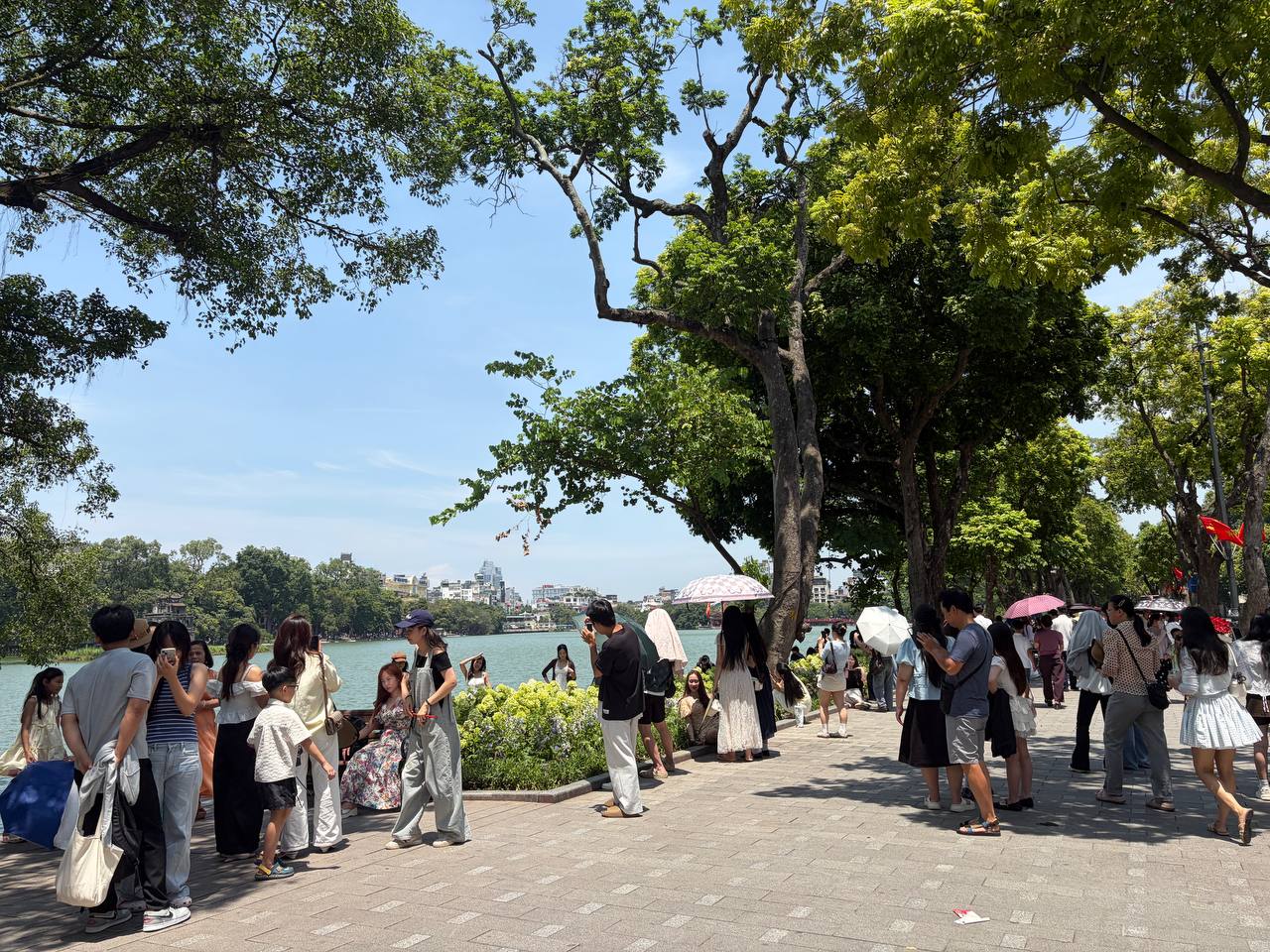 Giới trẻ Hà Nội đội nắng xếp hàng tham quan Di tích Nhà tù Hoả Lò; Hồ Gươm biến thành studio ngoài trời trong kỳ nghỉ 2/9 - Ảnh 5.