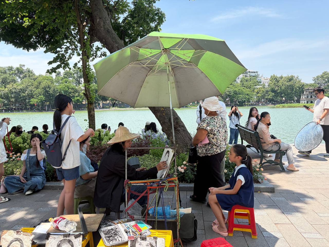 Giới trẻ Hà Nội đội nắng xếp hàng tham quan Di tích Nhà tù Hoả Lò; Hồ Gươm biến thành studio ngoài trời trong kỳ nghỉ 2/9 - Ảnh 16.