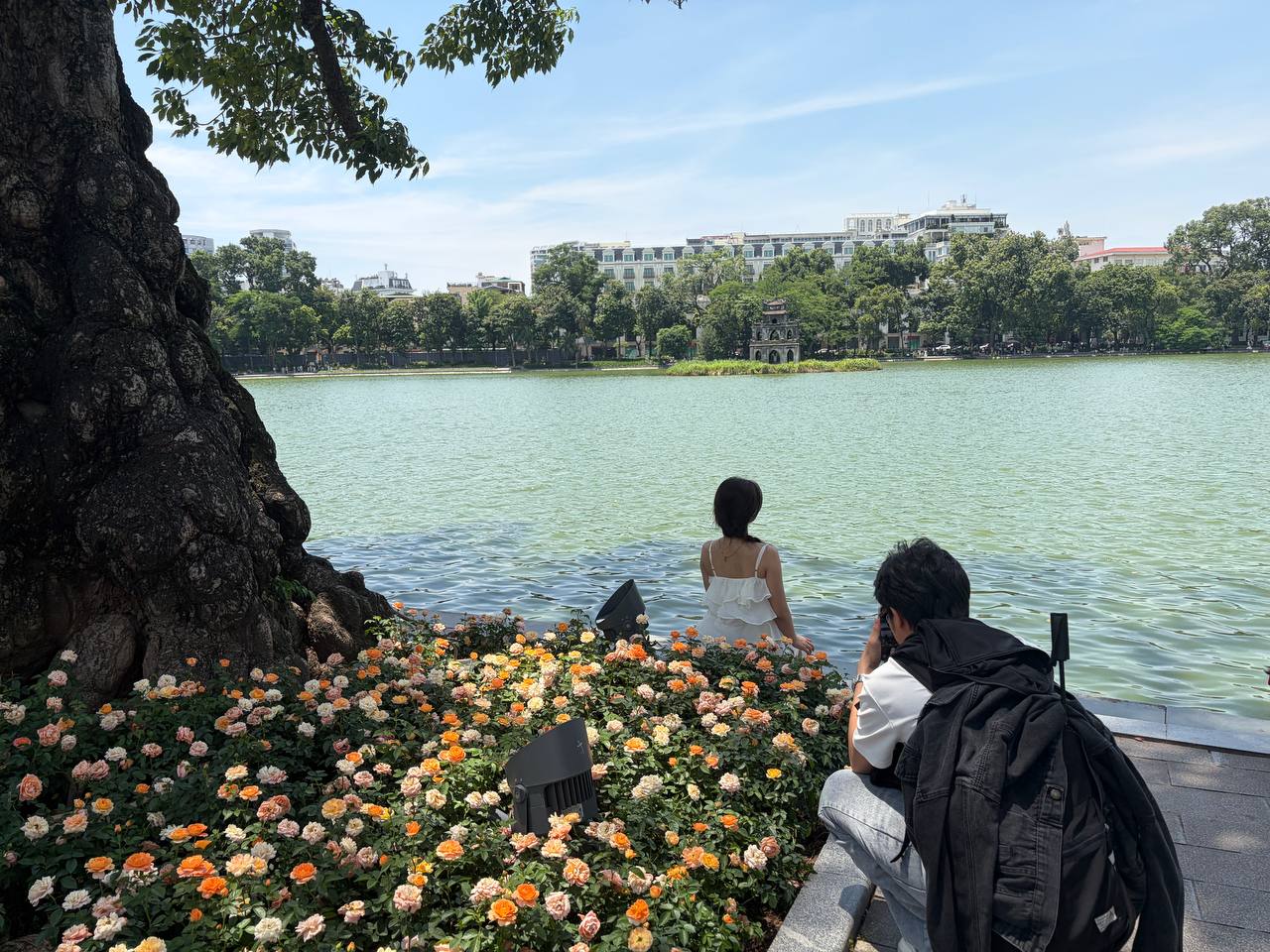 Giới trẻ Hà Nội đội nắng xếp hàng tham quan Di tích Nhà tù Hoả Lò; Hồ Gươm biến thành studio ngoài trời trong kỳ nghỉ 2/9 - Ảnh 17.