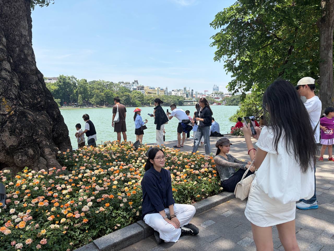 Giới trẻ Hà Nội đội nắng xếp hàng tham quan Di tích Nhà tù Hoả Lò; Hồ Gươm biến thành studio ngoài trời trong kỳ nghỉ 2/9 - Ảnh 18.