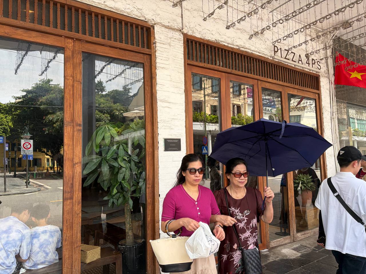 Giới trẻ Hà Nội đội nắng xếp hàng tham quan Di tích Nhà tù Hoả Lò; Hồ Gươm biến thành studio ngoài trời trong kỳ nghỉ 2/9 - Ảnh 22.