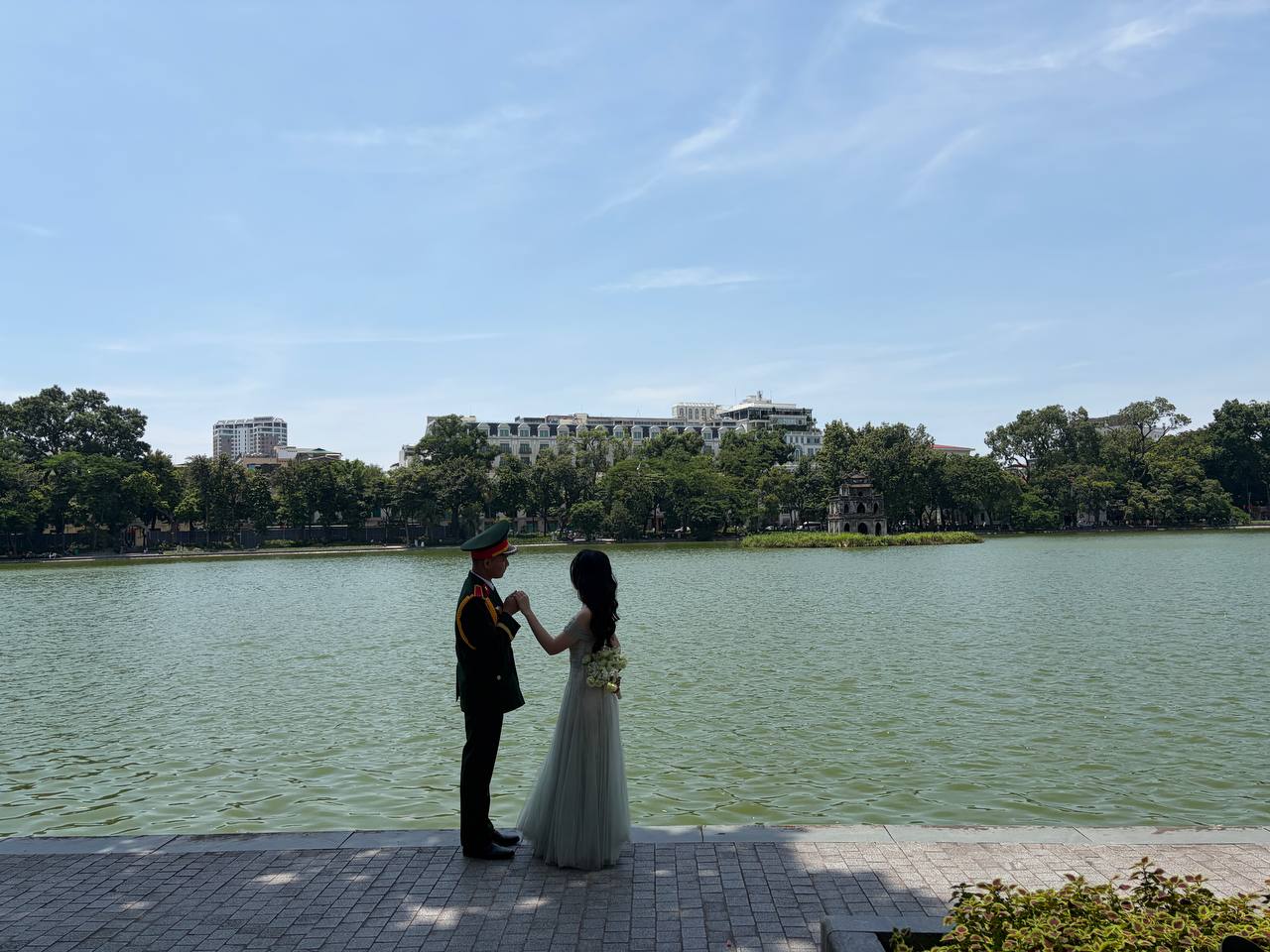 Giới trẻ Hà Nội đội nắng xếp hàng tham quan Di tích Nhà tù Hoả Lò; Hồ Gươm biến thành studio ngoài trời trong kỳ nghỉ 2/9 - Ảnh 19.