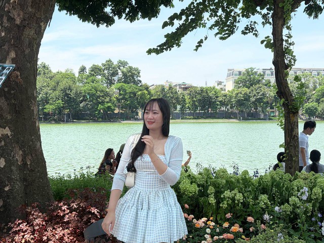 Giới trẻ Hà Nội đội nắng xếp hàng tham quan Di tích Nhà tù Hoả Lò; Hồ Gươm biến thành studio ngoài trời trong kỳ nghỉ 2/9 - Ảnh 14.