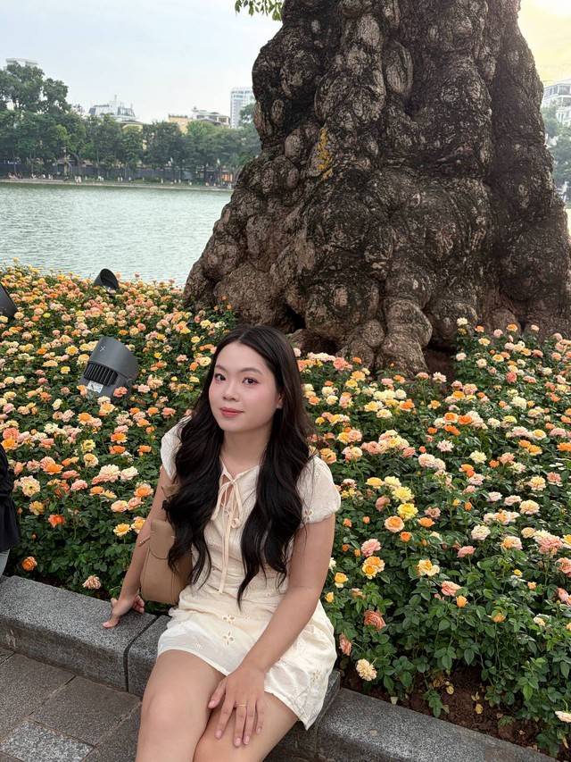Giới trẻ Hà Nội đội nắng xếp hàng tham quan Di tích Nhà tù Hoả Lò; Hồ Gươm biến thành studio ngoài trời trong kỳ nghỉ 2/9 - Ảnh 15.