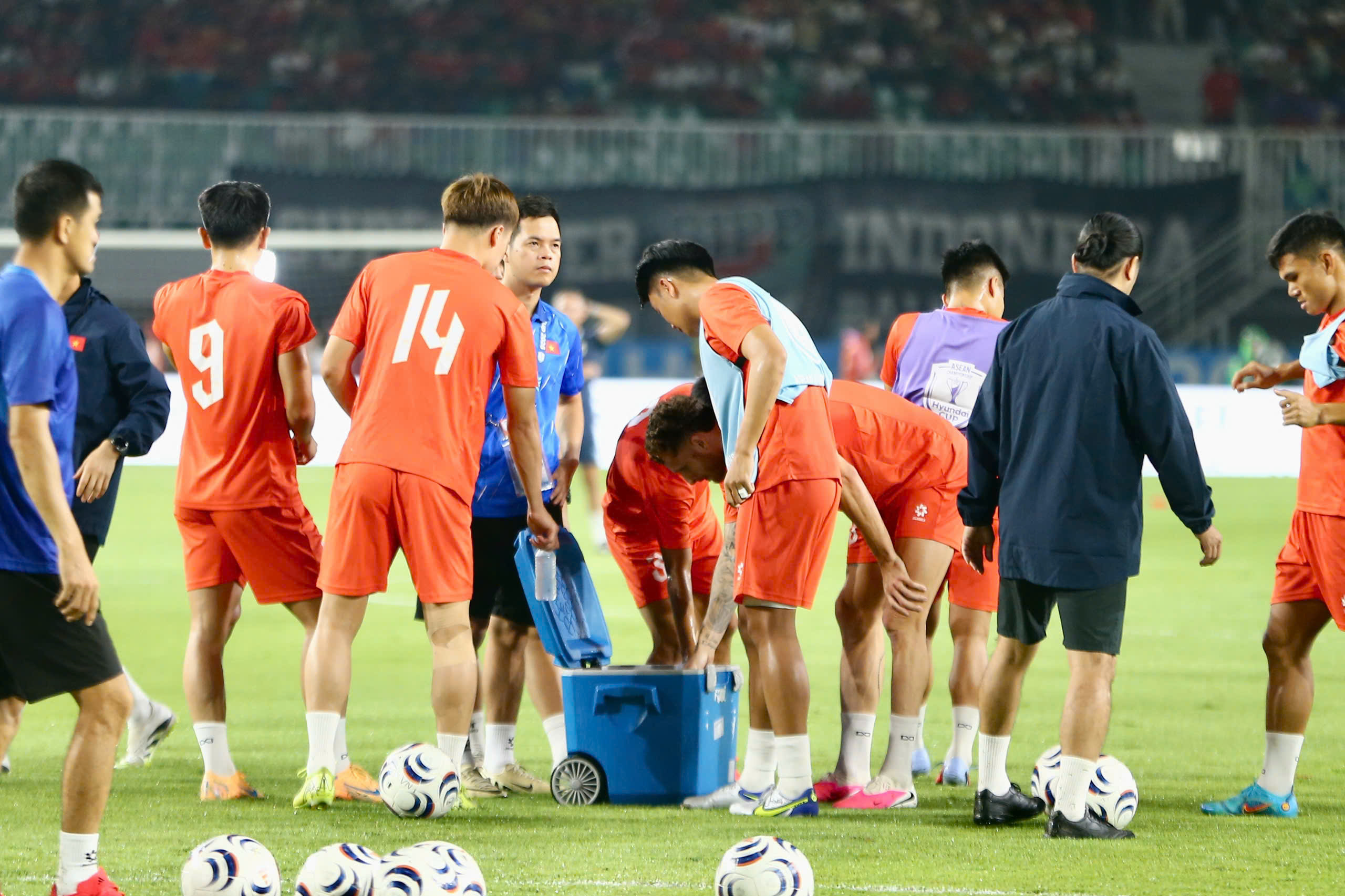 Diễn biến ĐT Indonesia vs Việt Nam lúc 20h30 hôm nay: Xuân Son, Quang Hải dự bị, Đình Bắc vẫn đá chính - Ảnh 4.