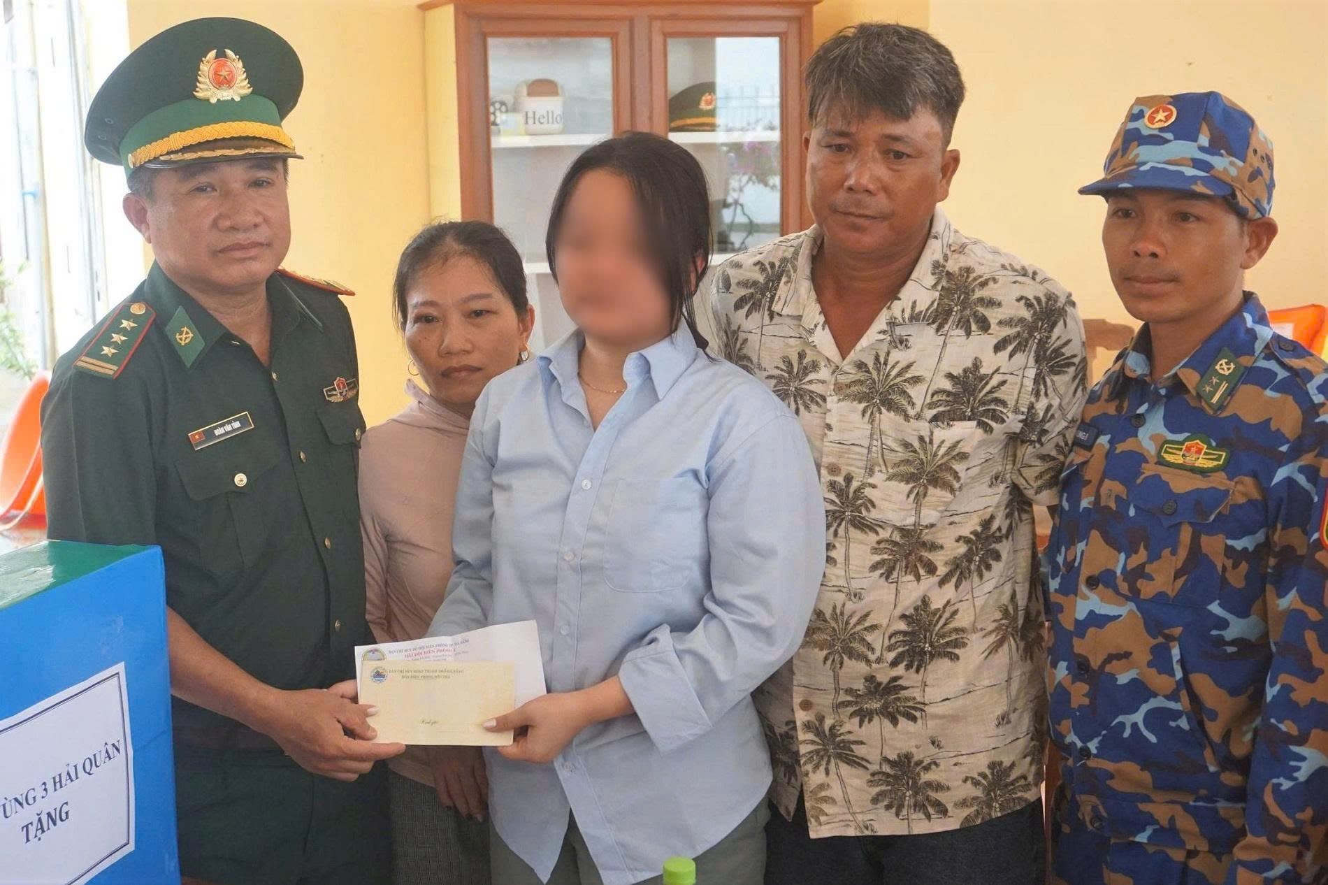 Cha òa khóc ôm con gái sống sót sau hơn 8 giờ trôi dạt trên biển: 