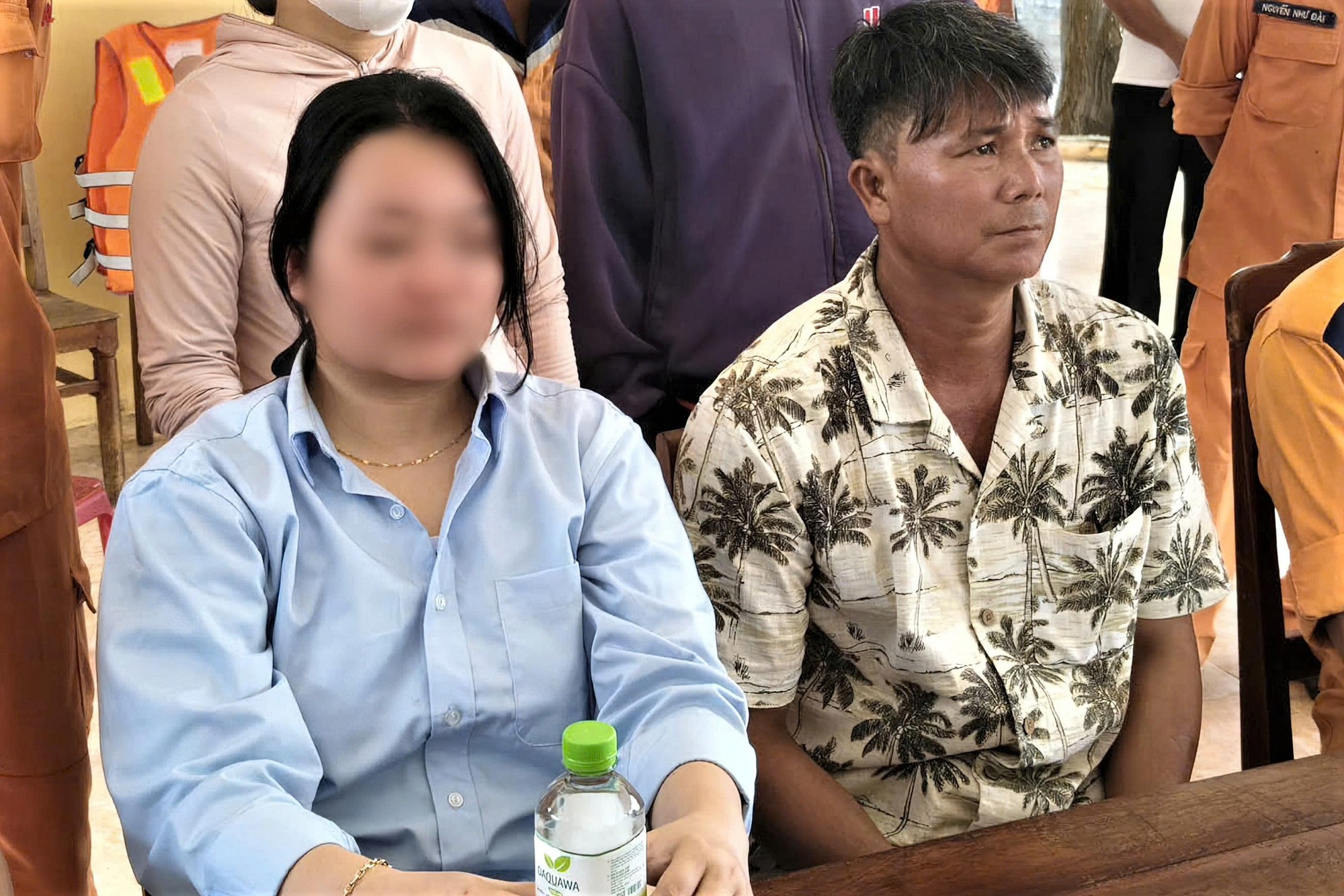 Cha òa khóc ôm con gái sống sót sau hơn 8 giờ trôi dạt trên biển: 