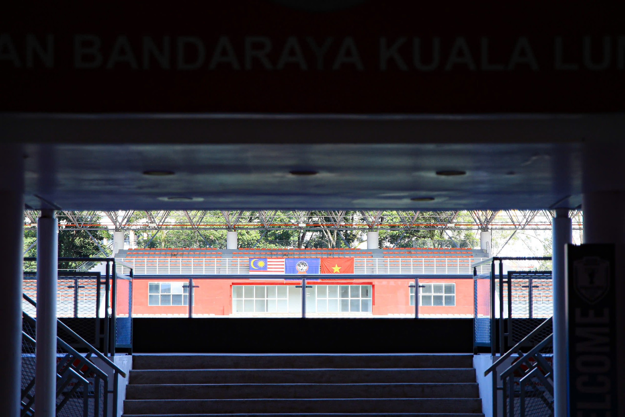 Cận cảnh "chảo lửa" Kuala Lumpur diễn ra trận ĐT Malaysia vs Việt Nam: Mặt cỏ lá gừng khiến Xuân Son còn ngao ngán- Ảnh 7.