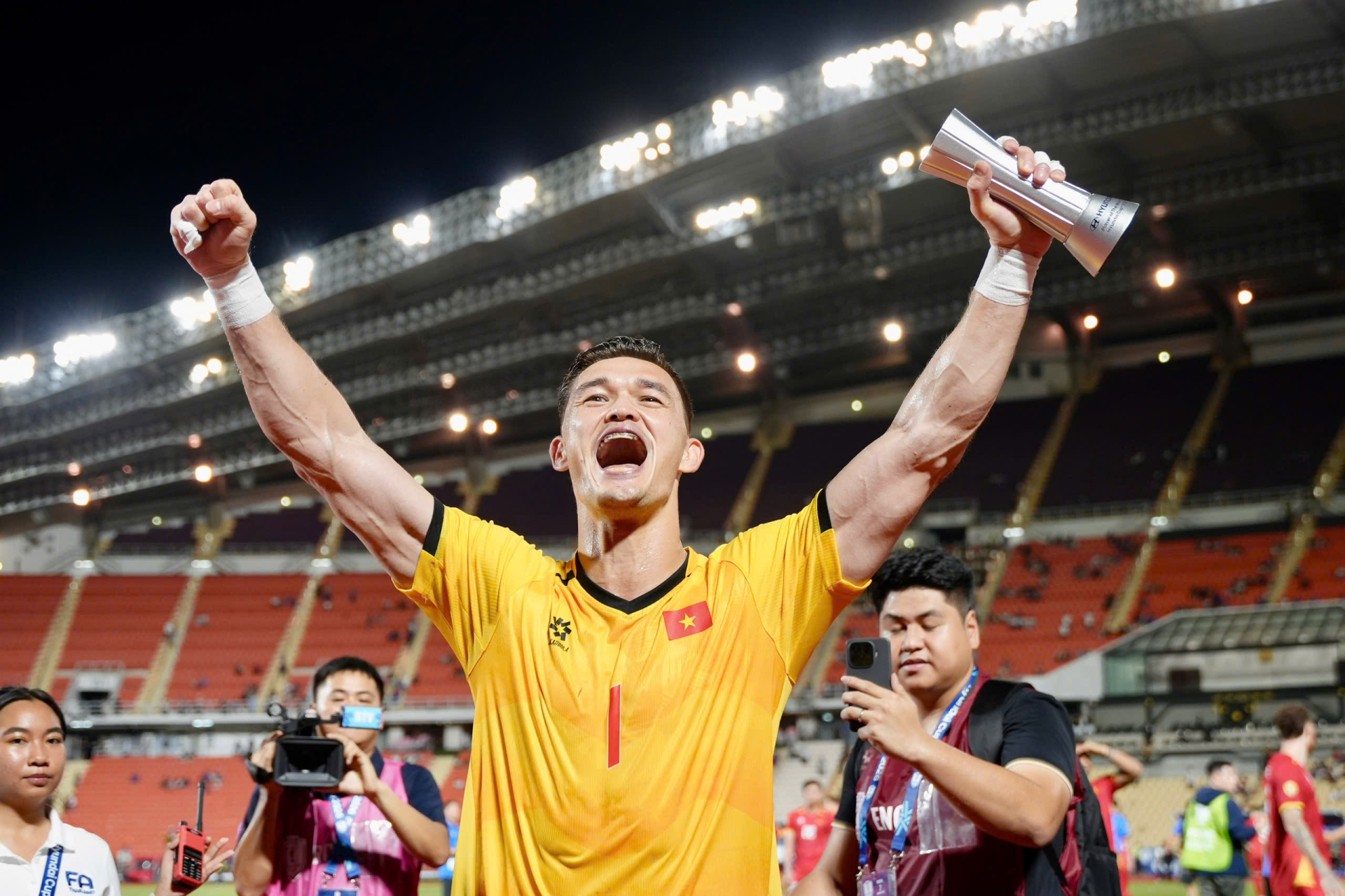Lê Giang Patrik: Người gác đền mang lời hứa của cha đi hết nửa vòng trái đất - Ảnh 1.