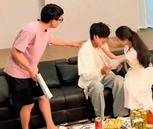 Chấn động showbiz: Phú bà tung tiền làm phim, cưỡng hôn nam diễn viên trẻ tới 60 lần- Ảnh 4.