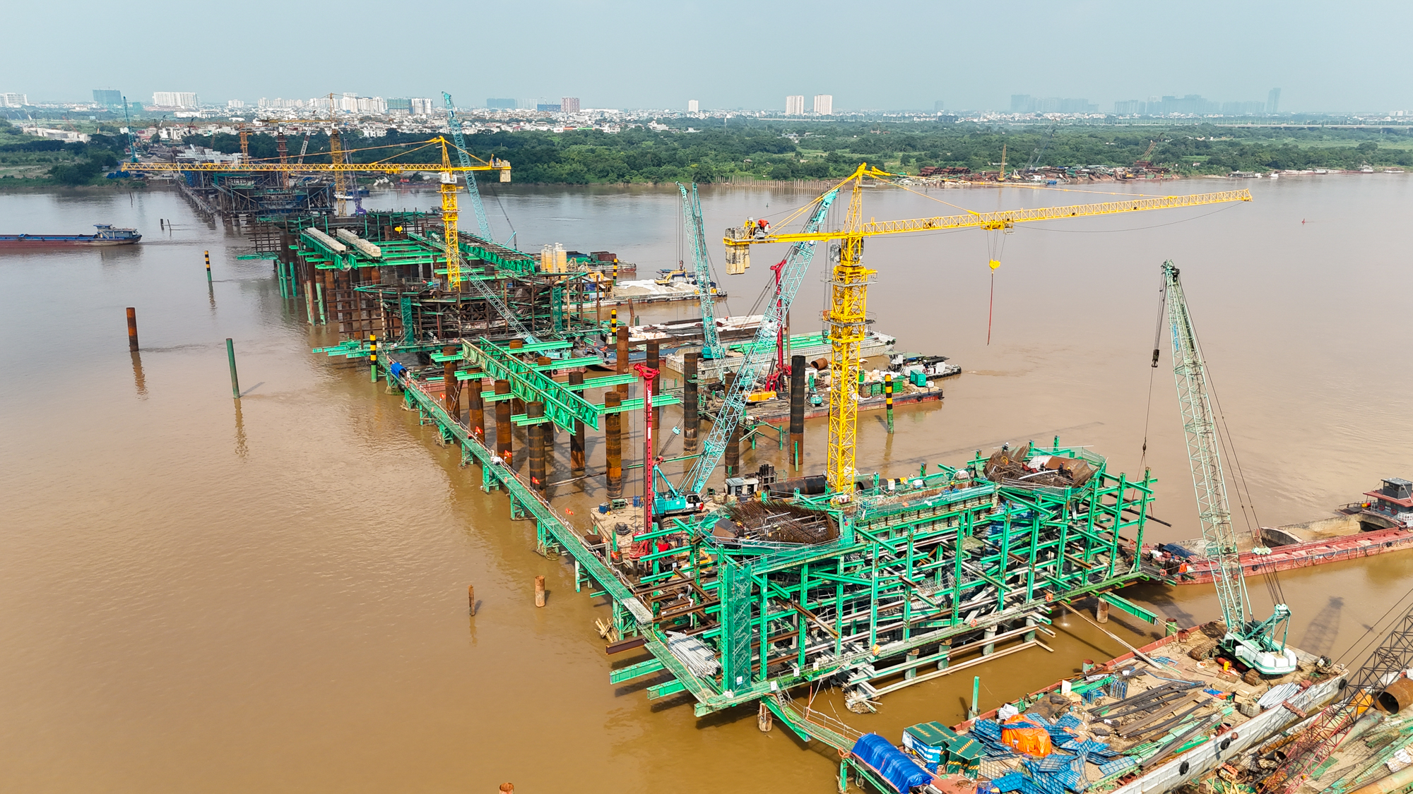 Ngắm đại công trường xây cầu vô cực ở Hà Nội: 8 tháng đạt gần 40% tiến độ, 26.000 tấn thép đã sẵn sàng, 500 người làm 3 ca để vượt qua cột mốc khó khăn nhất - Ảnh 3.