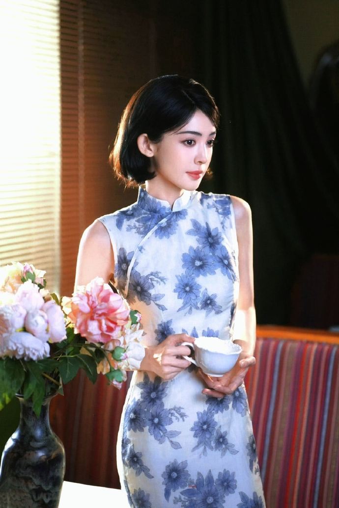 Nữ thần sườn xám đang viral khắp Trung Quốc: Đường cong chữ S khét thật sự, đẹp từ trong xương tủy- Ảnh 4.