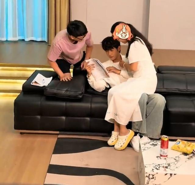 Chấn động showbiz: Phú bà tung tiền làm phim, cưỡng hôn nam diễn viên trẻ tới 60 lần- Ảnh 5.