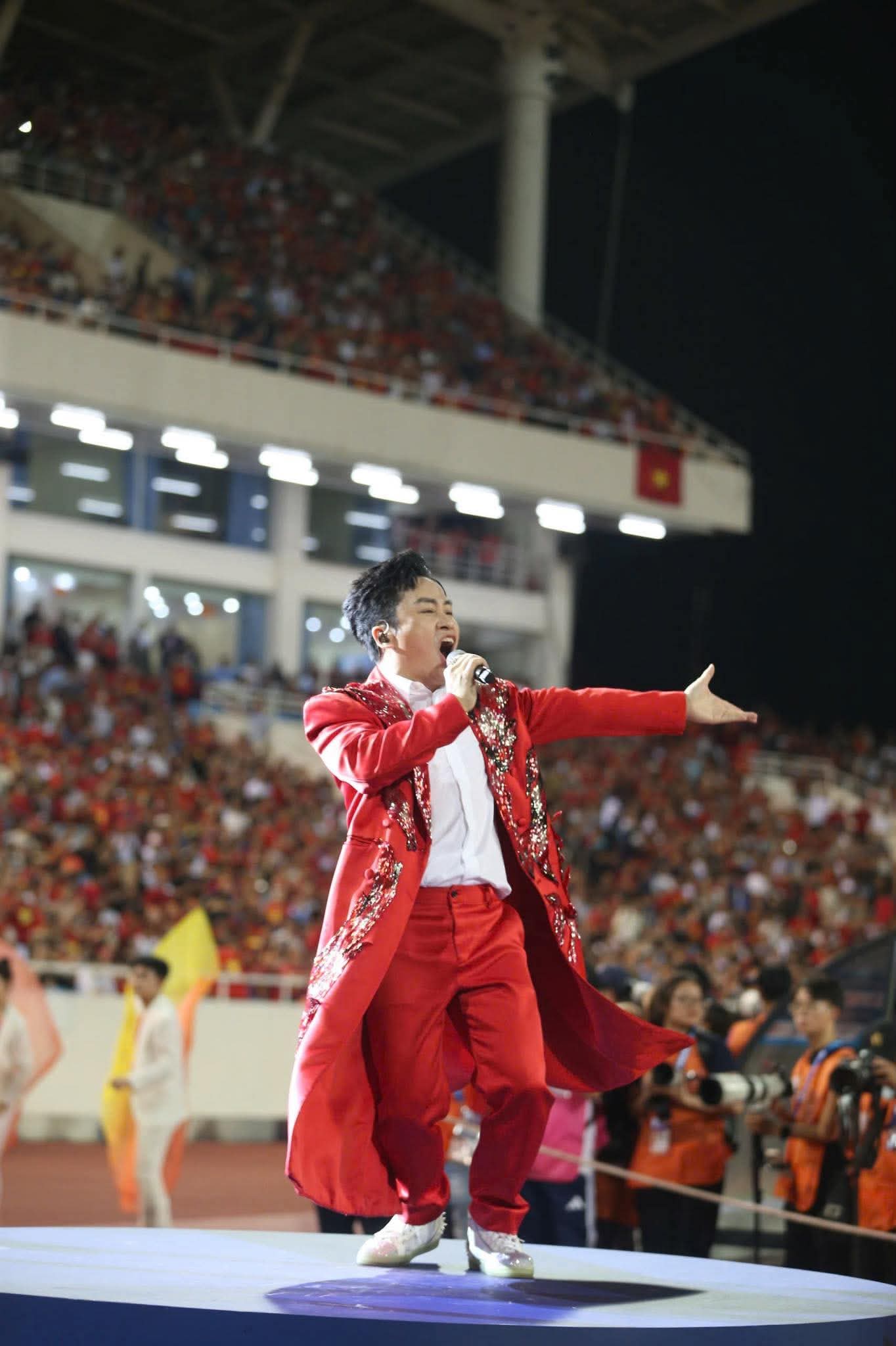 Lần đầu tiên trong lịch sử bóng đá Việt: Tùng Dương khởi động trận Chung kết ASEAN Cup 2026, 10 phút đốt cháy “chảo lửa” Mỹ Đình - Ảnh 5.