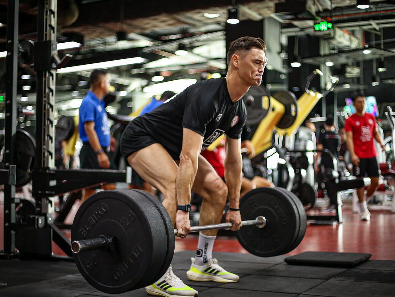 Lê Giang Patrik và MC Hoàng Oanh diện đồ đi biển nét căng như lên bìa tạp chí: Phía sau hình ảnh "bỏng mắt" - Ảnh 4.