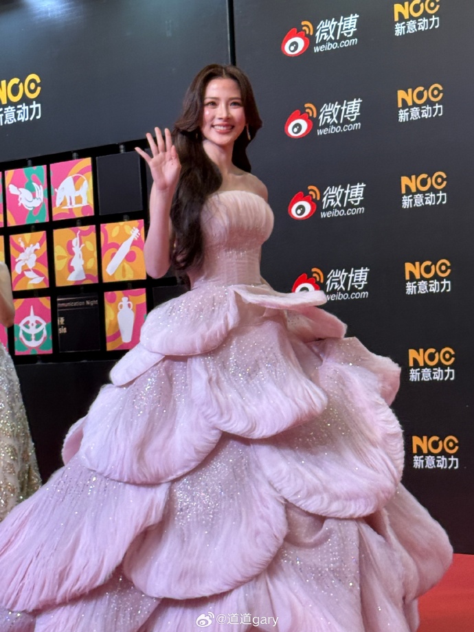 Chi Pu là nghệ sĩ Việt duy nhất bùng nổ visual trên thảm đỏ Gala Weibo, "chặt đẹp" Baifern Pimchanok nhạt nhòa sến sẩm - Ảnh 5.