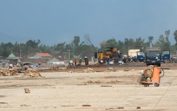 Nhà thầu tập trung huy động nhân lực, thiết bị để hoàn thành đúng tiến độ đường cất hạ cánh số 2. Ảnh: Kim Loan.