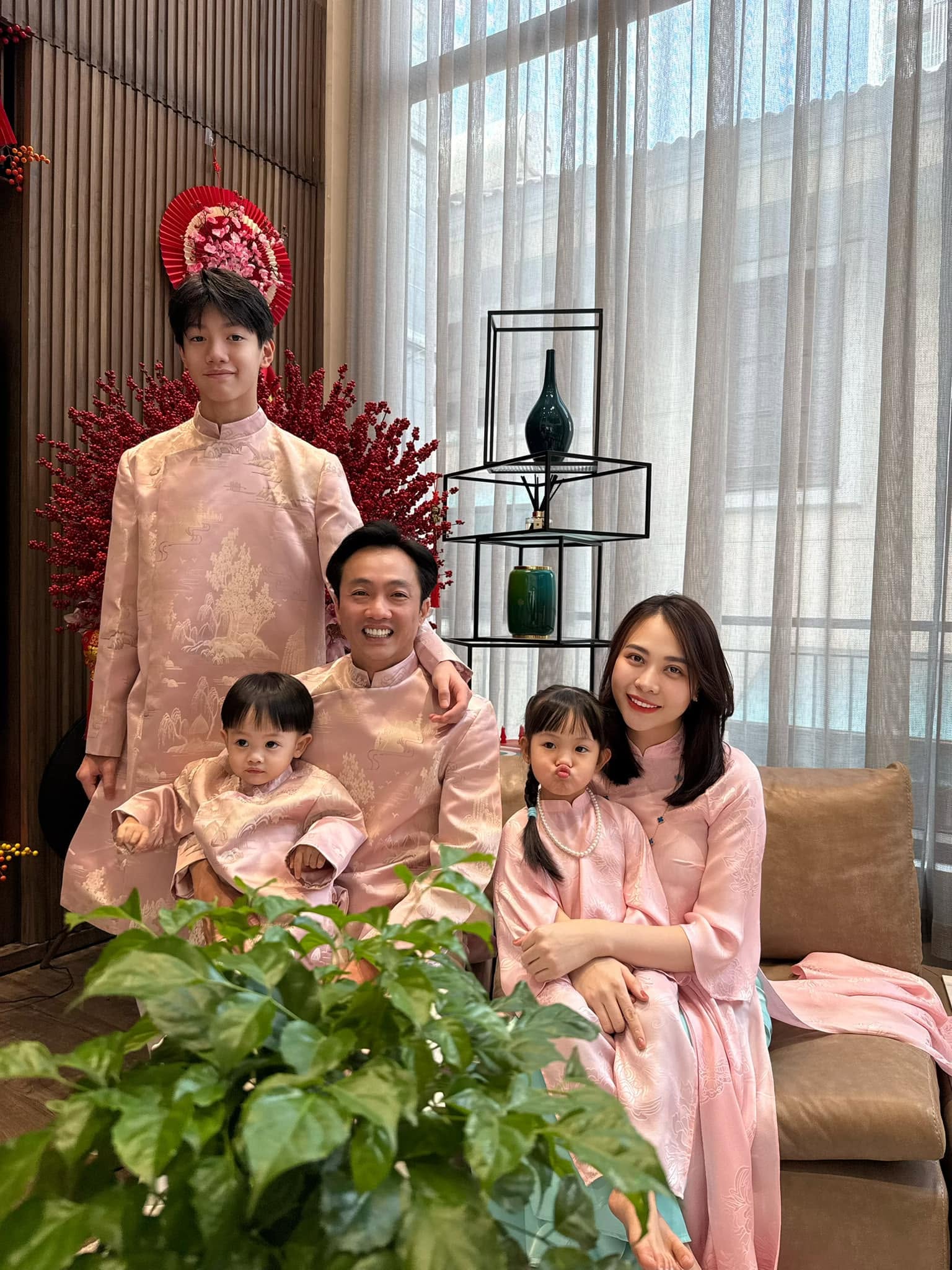 Chân dài Lạng Sơn lấy chồng đại gia đã có 1 con riêng: Sở hữu BST siêu xe trăm tỷ, chủ đầu tư dự án biệt thự cao cấp- Ảnh 3.