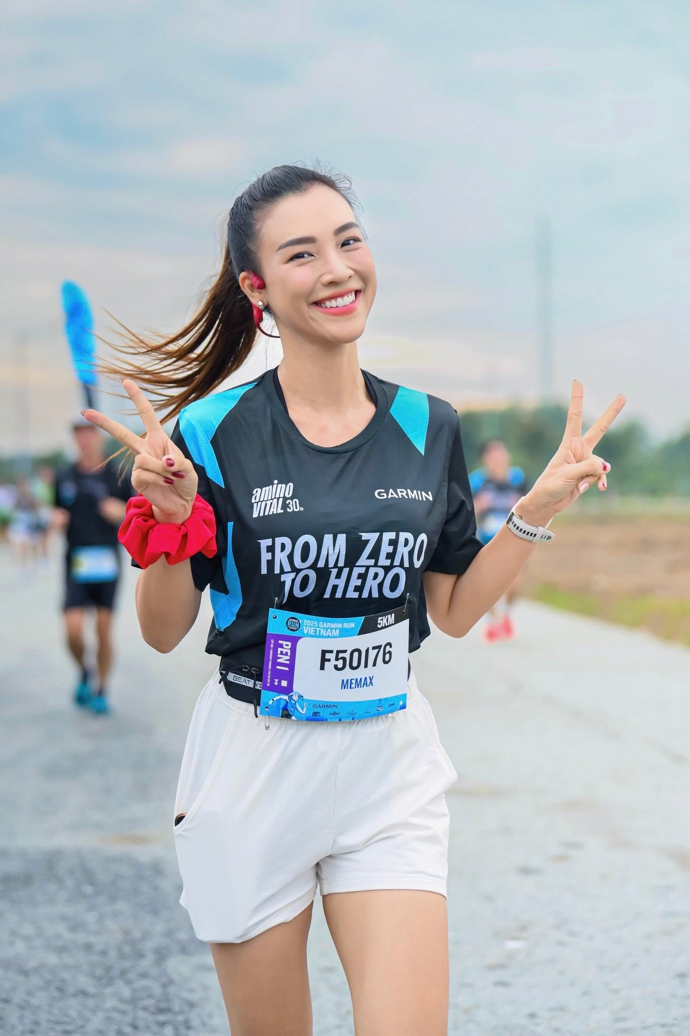 Lê Giang Patrik và MC Hoàng Oanh diện đồ đi biển nét căng như lên bìa tạp chí: Phía sau hình ảnh "bỏng mắt" - Ảnh 5.