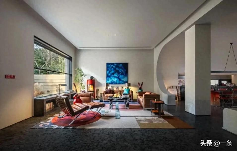 Cặp vợ chồng trung niên sống trong căn nhà 700m² nhưng mỗi người một tầng: Sau cùng, hôn nhân lại dễ chịu hơn- Ảnh 1.