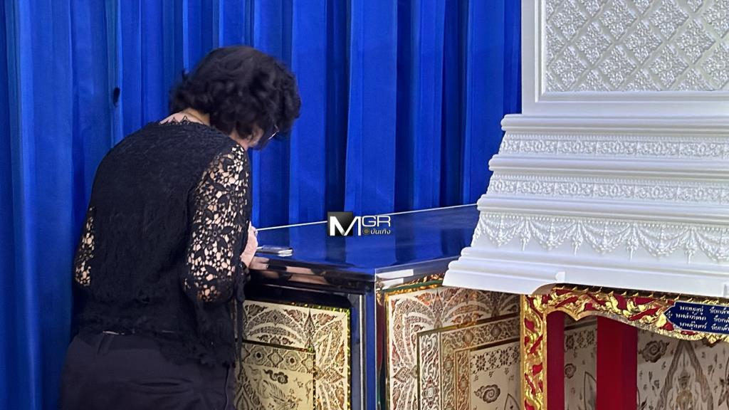 Tang lễ nam ca sĩ 8X được tìm thấy tử vong dưới sống: Mẹ già - bạn gái khóc nghẹn, dàn sao thất thần đến tiễn biệt- Ảnh 6.