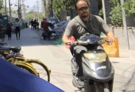 Không thể nhận ra "nam thần trong mộng của hàng triệu cô gái" sau khi bỏ showbiz ra biển sống- Ảnh 3.