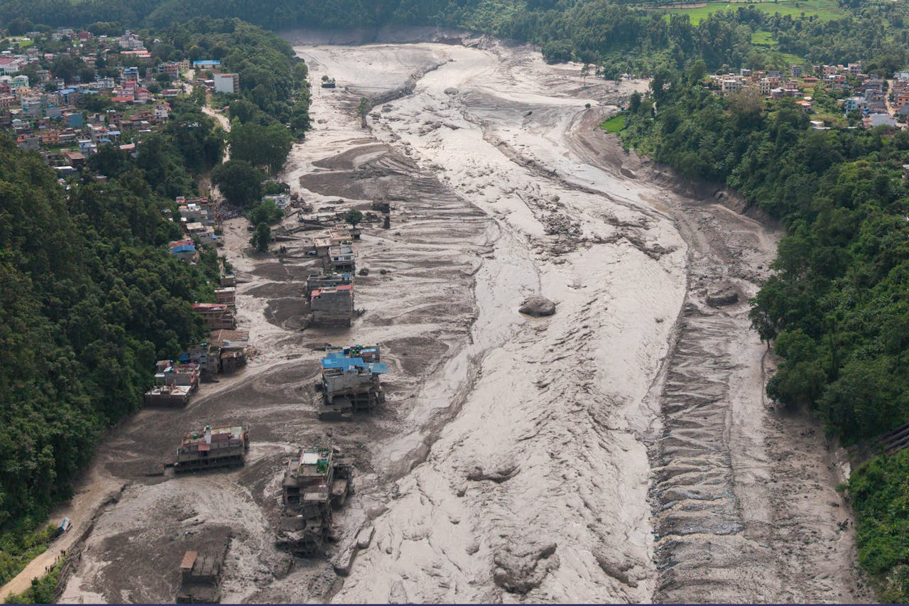 Ít nhất 150 người đã thiệt mạng khi lũ quét hàng trăm du khách ở biên giới Nepal - Trung Quốc: Cây cầu sụp đổ trong tích tắc, cứu hộ gấp rút từng giây - Ảnh 2.