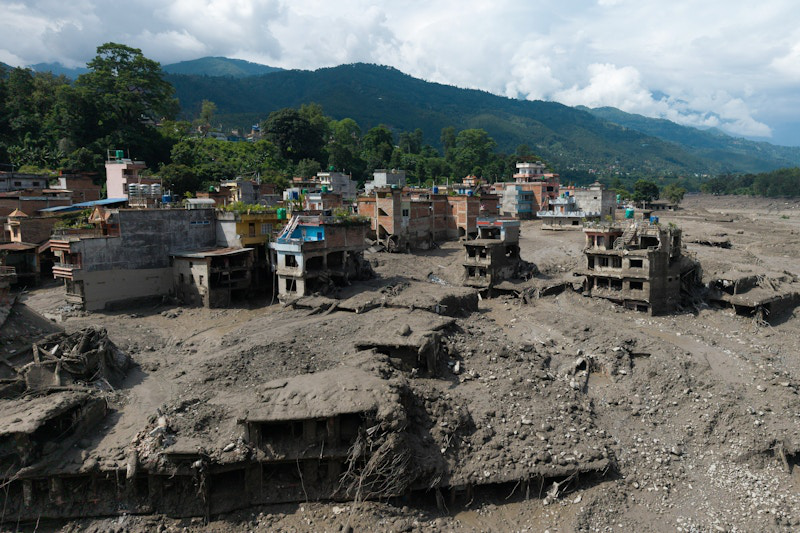 Ít nhất 150 người đã thiệt mạng khi lũ quét hàng trăm du khách ở biên giới Nepal - Trung Quốc: Cây cầu sụp đổ trong tích tắc, cứu hộ gấp rút từng giây - Ảnh 3.