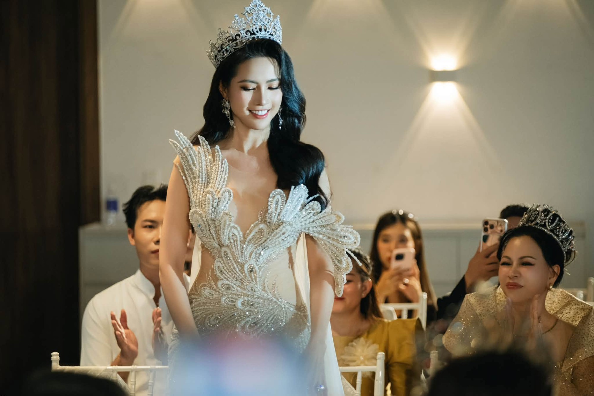 Mỹ nhân người miền Tây từ khó khăn thành Hoa hậu: Xây nhà 10 tỷ báo hiếu, chuyện yêu đương bí ẩn- Ảnh 3.