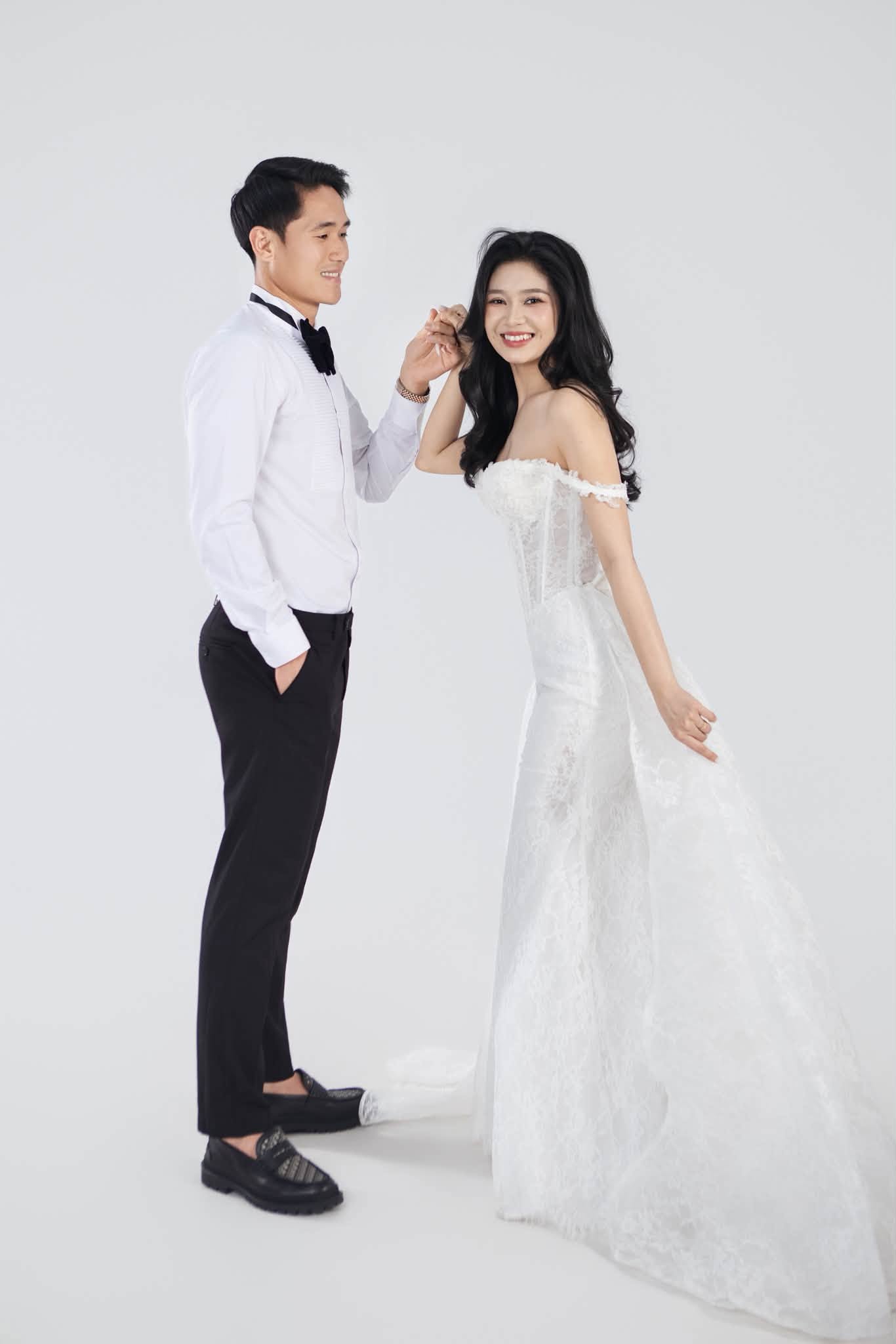 Trung vệ điển trai nhất nhì Việt Nam bất ngờ tung ảnh cưới hotgirl Ngân hàng, cô dâu xinh như mộng gây sốt- Ảnh 9.