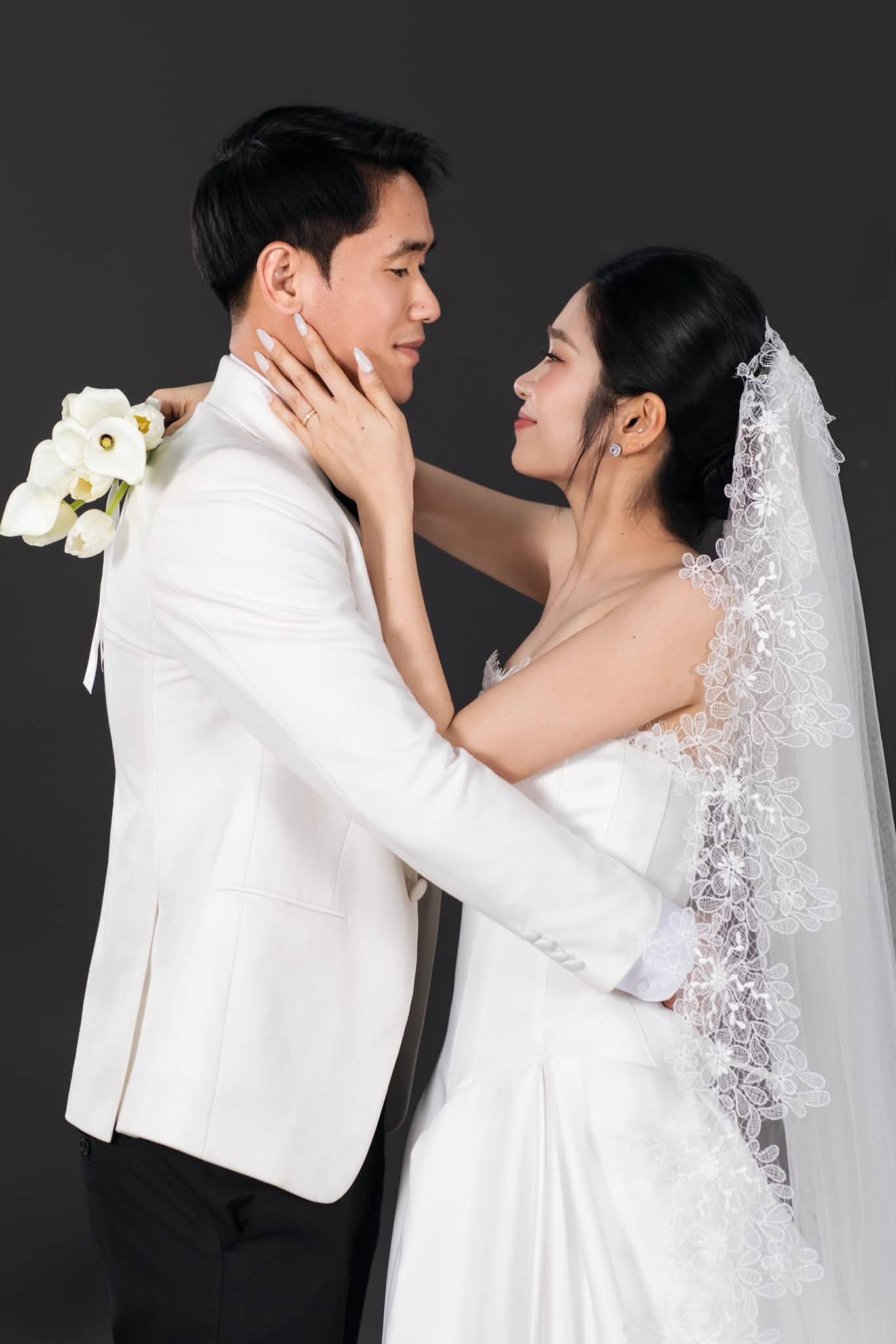 Trung vệ điển trai nhất nhì Việt Nam bất ngờ tung ảnh cưới hotgirl Ngân hàng, cô dâu xinh như mộng gây sốt- Ảnh 10.