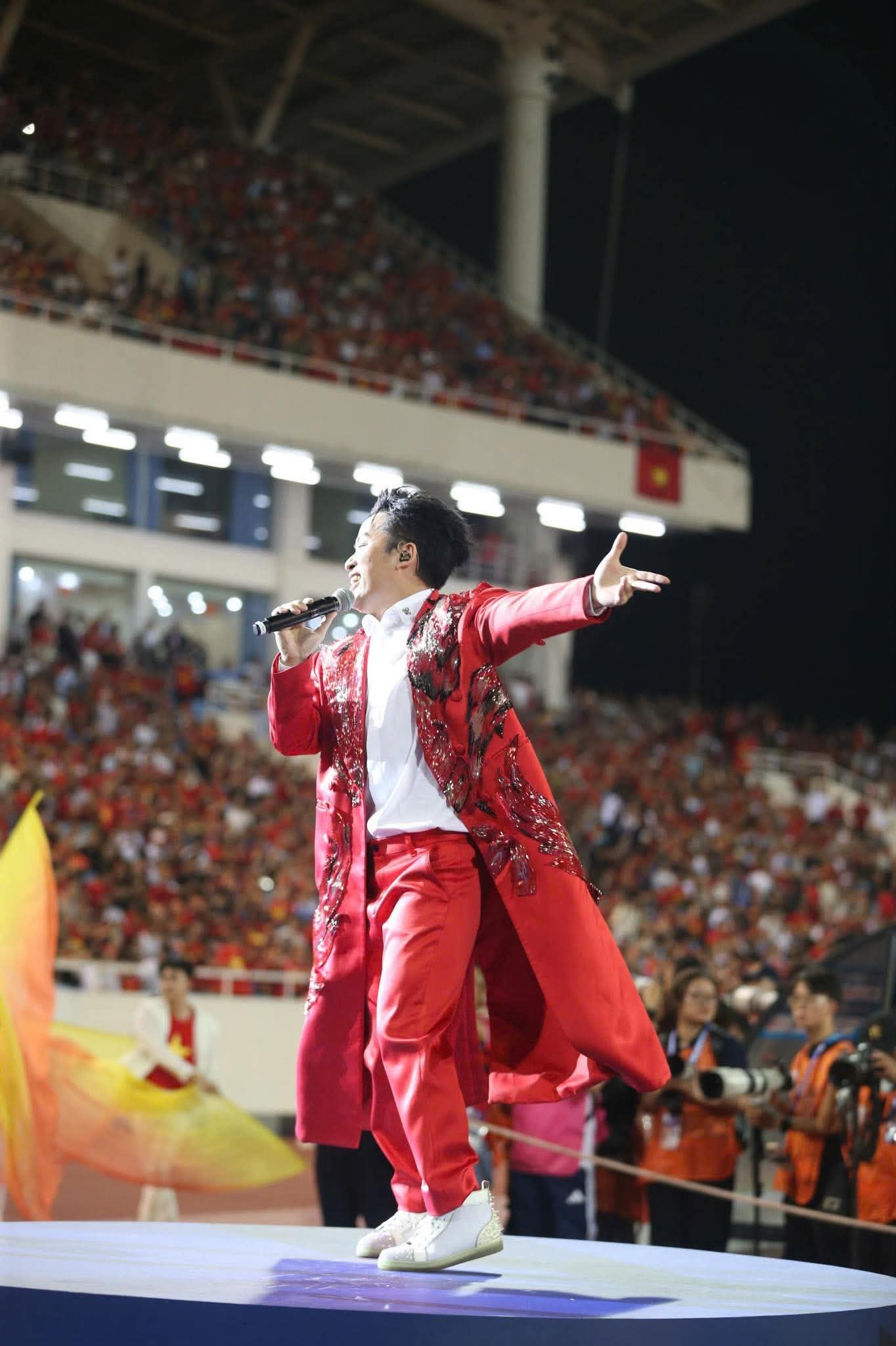 Lần đầu tiên trong lịch sử bóng đá Việt: Tùng Dương khởi động trận Chung kết ASEAN Cup 2026, 10 phút đốt cháy “chảo lửa” Mỹ Đình - Ảnh 8.
