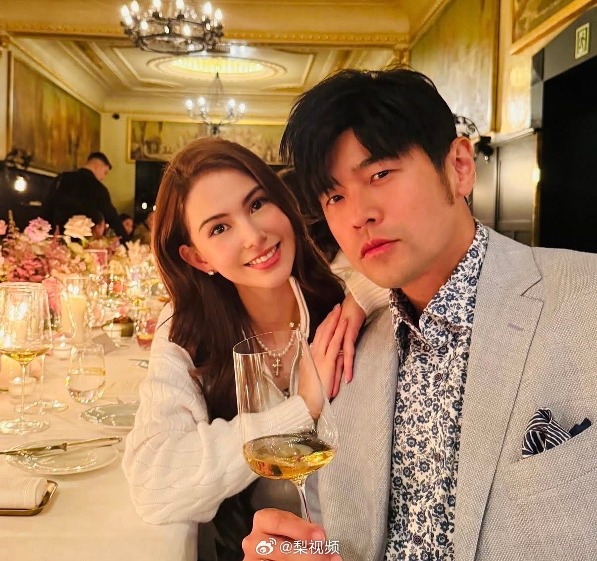 Mỹ nhân 17 tuổi hẹn hò, 22 tuổi lên xe hoa: Đám cưới được chồng tặng 1.296 viên kim cương, sinh nhật nhận 2 căn hộ cao cấp- Ảnh 1.