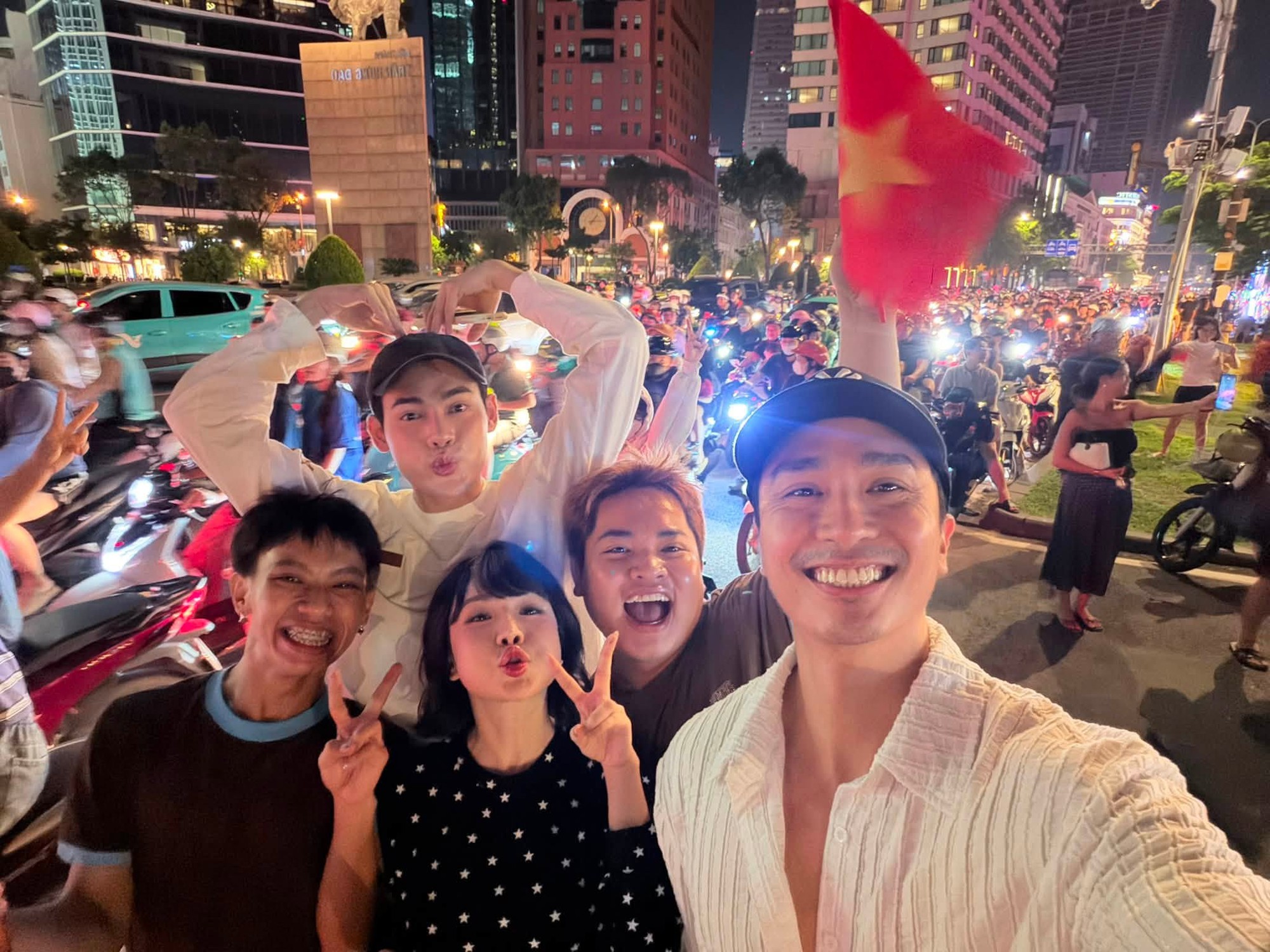 Dàn sao sau chiến thắng của đội tuyển Việt Nam: Tiểu Vy đính chính gấp, Mỹ Tâm vỡ oà, 1 nàng hậu xuống phố!- Ảnh 3.