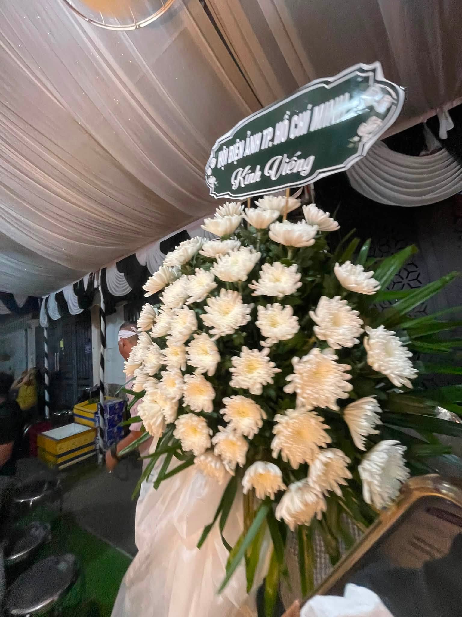 Tang lễ cố nghệ sĩ Mã Trung: Người thân lặng lẽ bên di ảnh, Lan Ngọc, vợ chồng Thu Trang chia buồn- Ảnh 5.