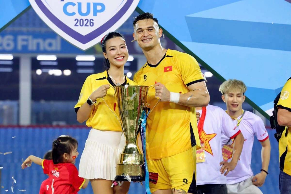 Bạn gái thủ môn Lê Giang Patrik: 36 tuổi đẹp khó tin, gu thời trang không một lỗ hổng - Ảnh 2.