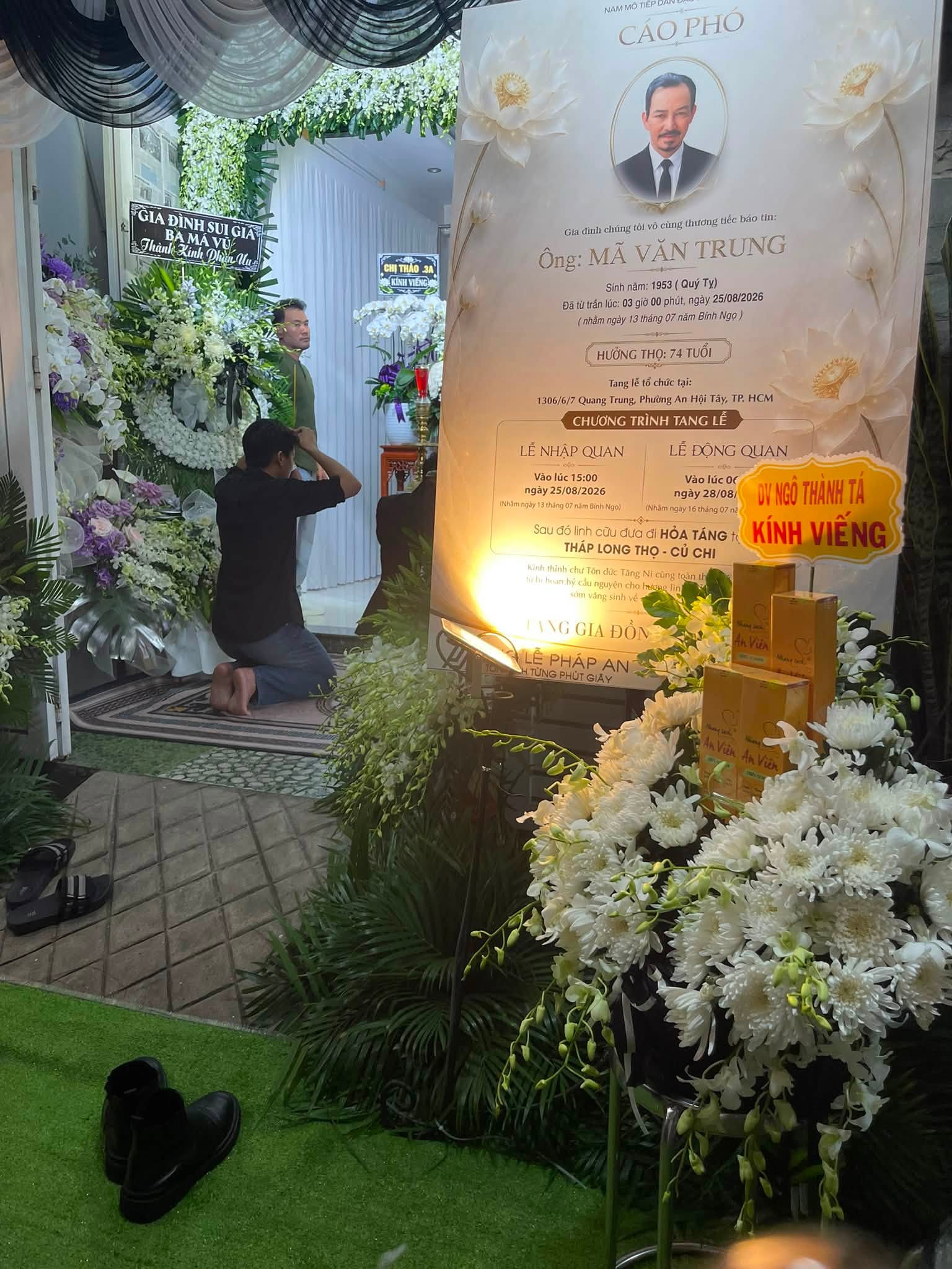 Tang lễ cố nghệ sĩ Mã Trung: Người thân lặng lẽ bên di ảnh, Lan Ngọc, vợ chồng Thu Trang chia buồn- Ảnh 2.