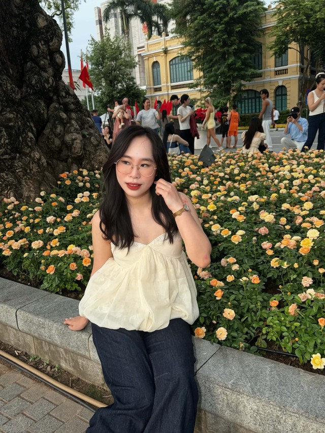 Giới trẻ Hà Nội đội nắng xếp hàng tham quan Di tích Nhà tù Hoả Lò; Hồ Gươm biến thành studio ngoài trời trong kỳ nghỉ 2/9 - Ảnh 12.