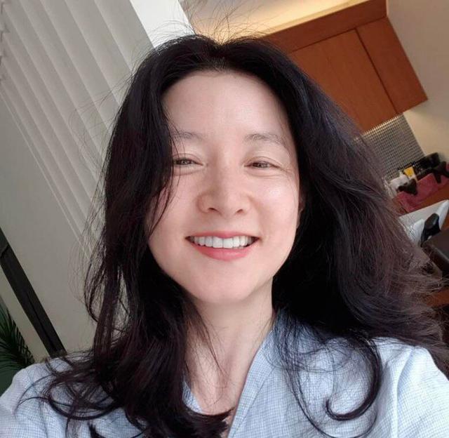 Lee Young Ae tuổi 55 vẫn đẹp thần thái, da mọng collagen: Từ lâu đã kết thân 3 bài tập chống già từ bên trong- Ảnh 5.