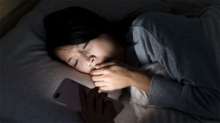 Người thường xuyên dùng điện thoại trước khi ngủ hãy cẩn thận: 3 “nỗi đau” này có thể sớm tìm đến bạn - Ảnh 1.
