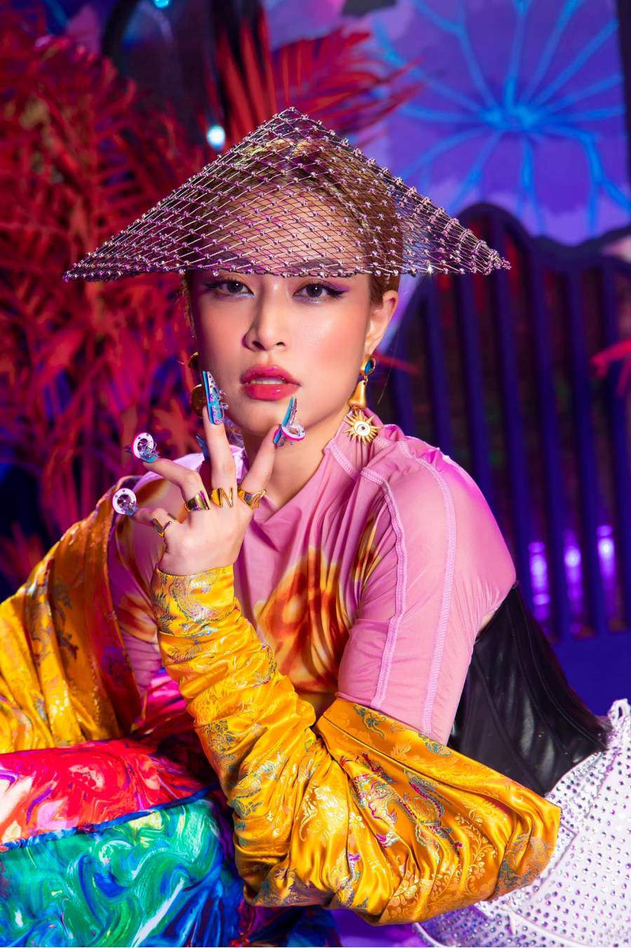 Tự hào nghệ sĩ Việt làm văn hóa vùng miền viral: Cô dâu Khmer Phương Mỹ Chi đẹp lộng lẫy, Hoàng Thùy Linh xưng vương với chất liệu Tây Bắc- Ảnh 33.