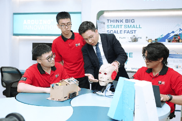 Qualcomm x Arduino Innovation Lab là Arduino Lab đầu tiên tại Đông Nam Á, được đặt tại Swinburne Vietnam, số 80 Duy Tân, Hà Nội