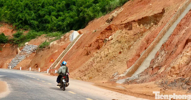 Đường xuyên núi Đà Lạt - Buôn Ma Thuột vừa thông xe đã sạt lở: Kiến trúc sư chỉ ra điểm yếu