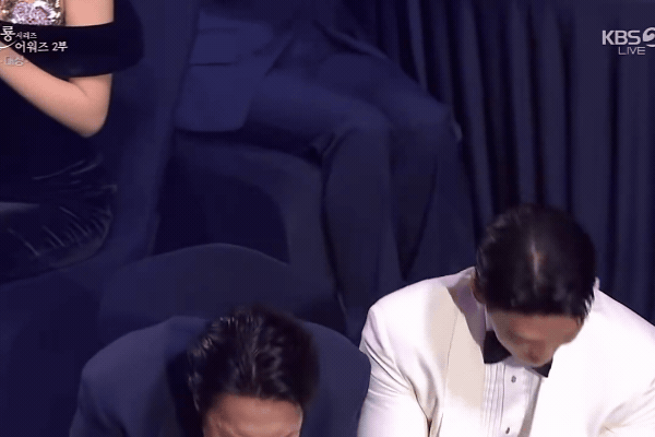Viral nhất Rồng Xanh 2026: Tiếng gào thét khi Shin Min Ah lên trao giải khiến Kim Woo Bin ngượng chín người- Ảnh 2.