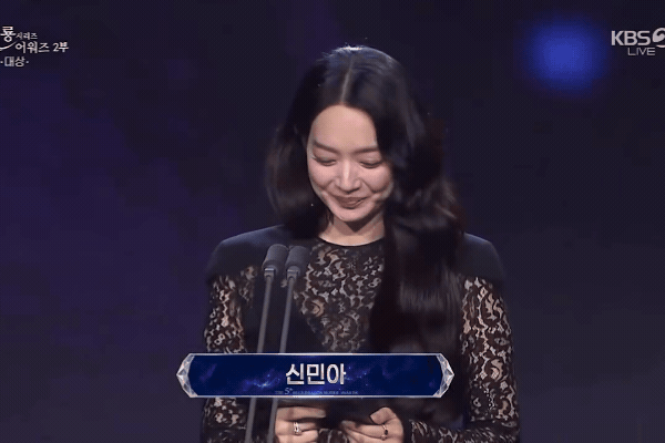 Viral nhất Rồng Xanh 2026: Tiếng gào thét khi Shin Min Ah lên trao giải khiến Kim Woo Bin ngượng chín người- Ảnh 3.